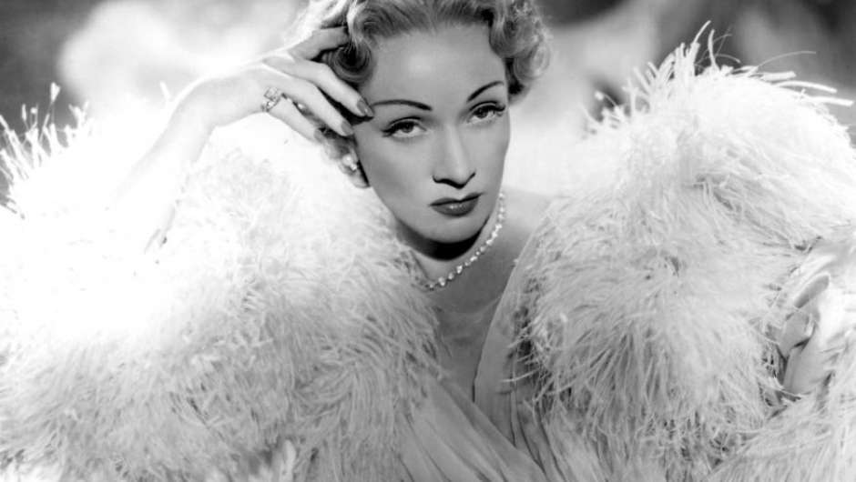 Marlene Dietrich in "Die rote Lola"