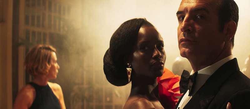 Filmstill zu OSS 117: Liebesgrüße aus Afrika (2021) von Nicolas Bedos